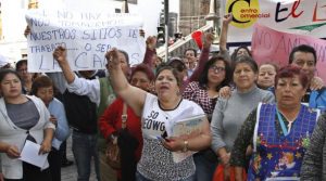 Comerciantes autorizados protestaron en la Plaza Grande, mientras una delegación se reunió con las autoridades. Foto: Eduardo Terán / EL COMERCIO